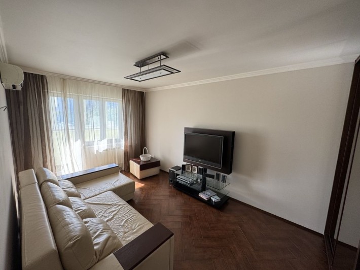 Продається 2- к квартира зі свіжим ремонтом на Харківському шосе 160а - фото 1