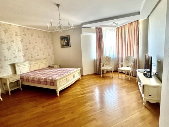 Продаж 2к. 65 кв.м Саперно-Слобідська 22 Киев