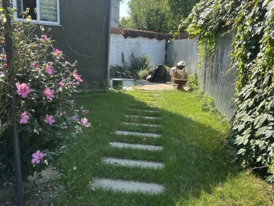 Продається 3 кімнатна квартира напівособнячного типу Ужгород