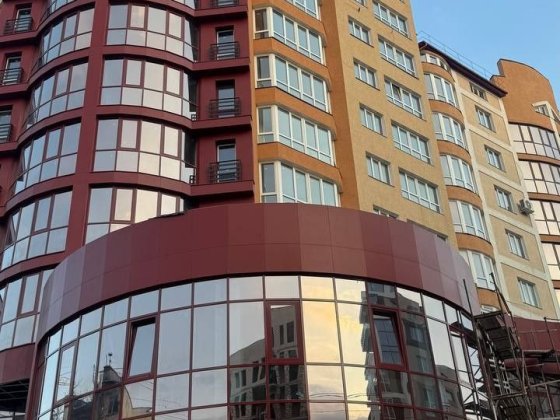 Простора 2 кімнатна квартира НОВОБУДОВА з власною терасою. Р-н Майдан Чернівці