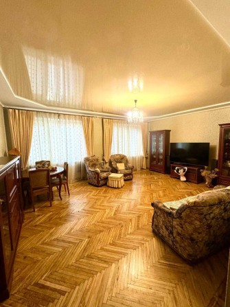 В центрі особлива 3х кв. Житлова пл. 56 кв.м.28+16+12.Загальна 75 кв м - фото 1