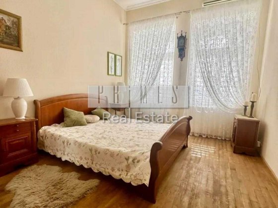 Продаж 2к квартири, вул. Хмельницького Богдана, 84, Центр Киев