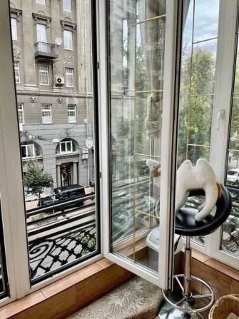 ПРОДАЖ ! 1-кімнатна в центрі  Окрема спальня + кухня-студія Простора - фото 1