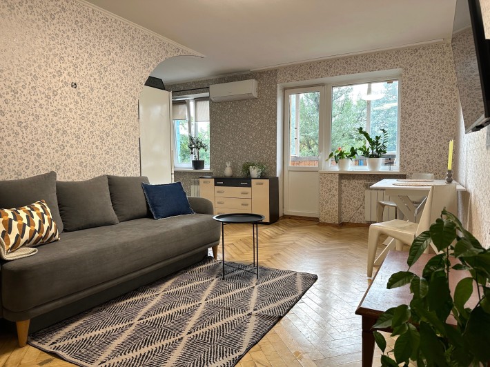 Класна локація! Без %. Продаж 2к. квартира 45 м2 на Дарницькій площі - фото 1