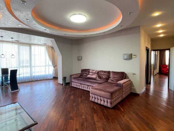 Продам простору 3-х кімнатну біля Успенської площі Днепр