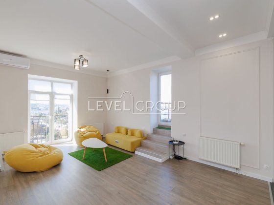 Продаж двокімнатної квартири на Подолі, Почайнинська, поруч метро Київ