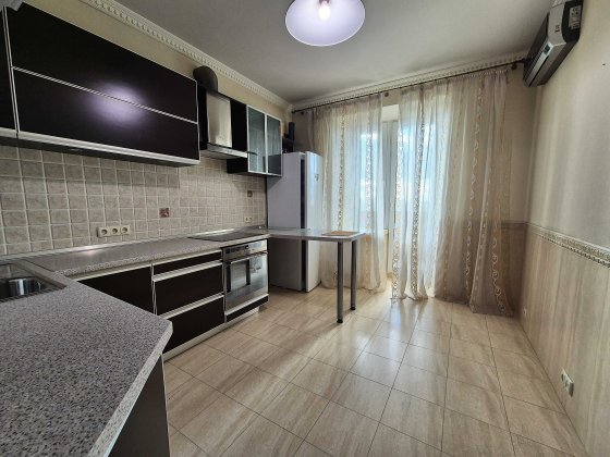 Волинська 10, свій зелений двір, цегла, продаж з меблями БЕЗ КОМІСІЇ Київ