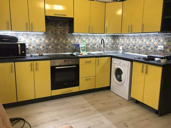 Своя. Фасад. Продам 1-км.кв. 1-й эт. Киев. ул.Драгоманова 1-к. 70 000$ Киев