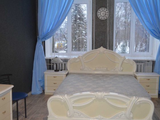 2/4 , 55 м.кв. возле парка Глобы , потолки 4,2м!