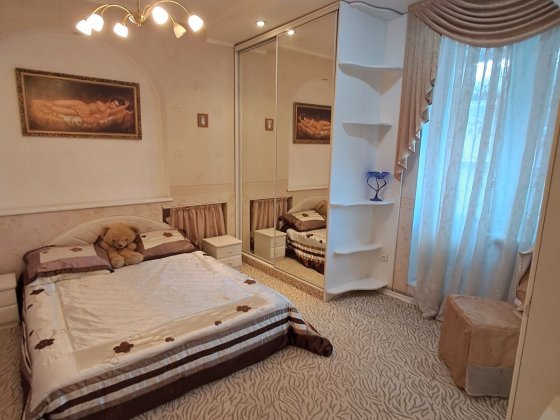 Продаж трикімнатної квартири з власним гаражем у дворі Житомир