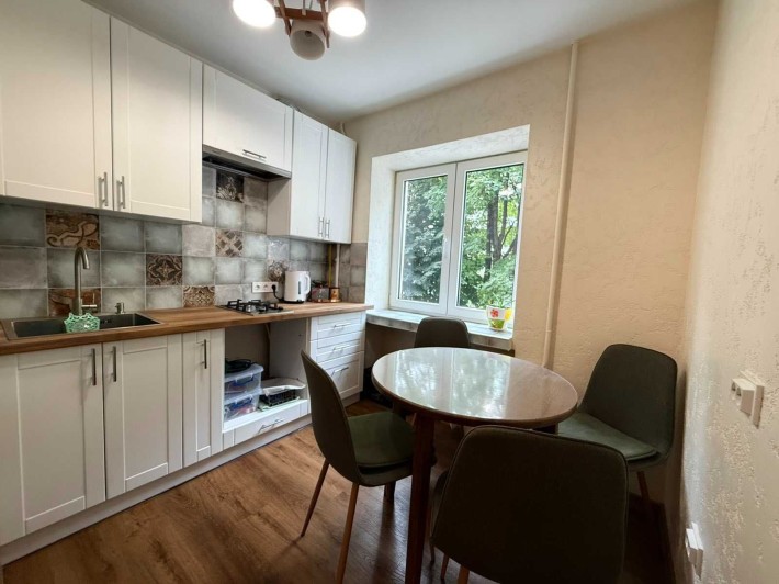 Продаж 2 кім. квартири по вул. Роксоляни з щойно завершеним ремонтом. - фото 1