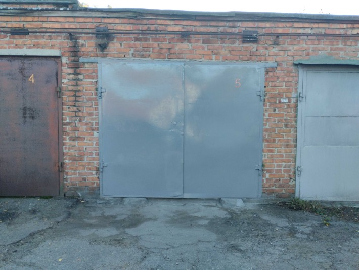 Продам кирпичный гараж , центр , ул.Небесной Сотни 121 . - фото 1