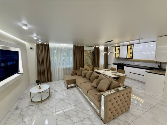 Трехкомнатная студия с новым ремонтом в центре. Миколаїв