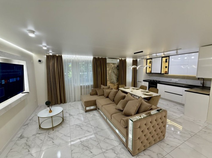 Трехкомнатная студия с новым ремонтом в центре. - фото 1