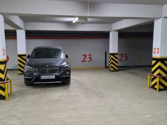 Продаж парковочного місця в закритому паркінгу Чернівці