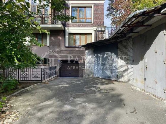 Продажа гаража 33 м2. Центр Киева. Кониського 20Б. Канализация Подвал