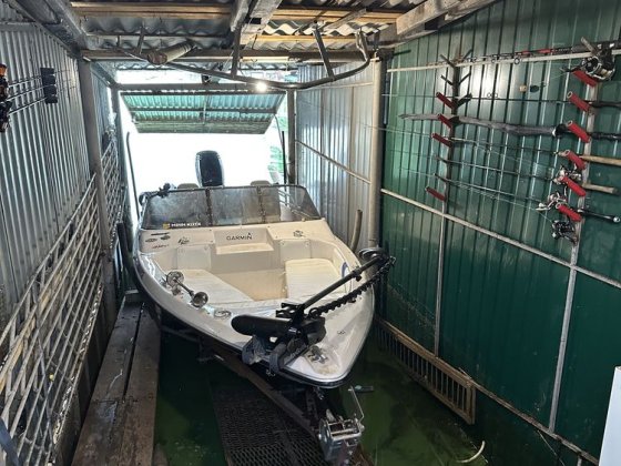 Гараж для човна на причалі Черкассы