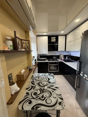 3к.кв з ремонтом , меблями і технікою , вул. Маланюка ! - фото 1