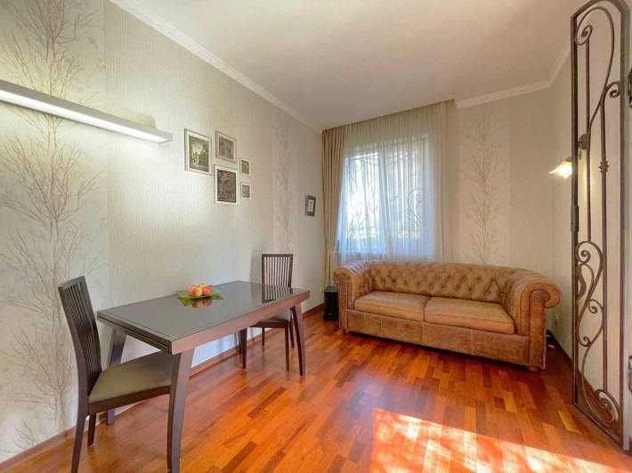 3к кв-ра особнячного типу. 175 м.кв. Власне подвір'я, гараж, укриття. - фото 1