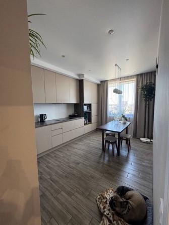 Трикімнатна квартира в новобудові з новим ремонтом - фото 1