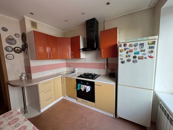 Продам 4-кімнатну квартиру
 вул. Ніла Армстронга, 4 (Казакова) Днепр