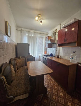 Продаю 2 ком кв площадь Победы , Сертификат ,раздельные комнаты, - фото 1