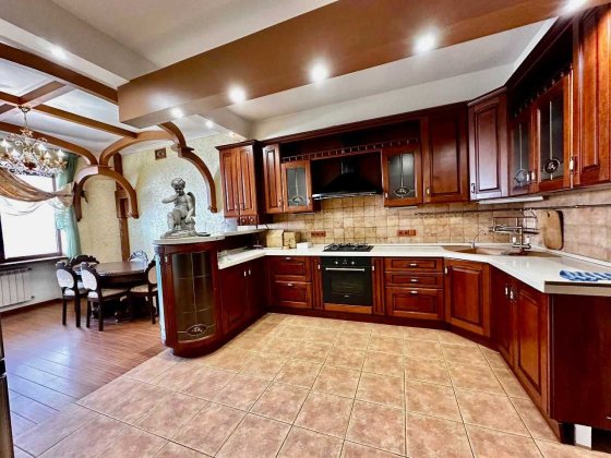 Продается квартира в доме коттеджного типа в Центре+гараж. Николаев