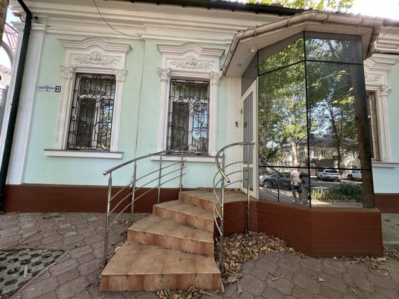 Продаю квартиру на земле в центре фасадный вход Миколаїв