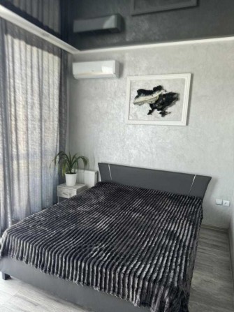 Квартира в новом доме с ремонтом, мебелью и техникой - фото 1