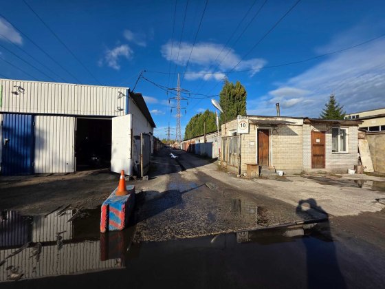 продам гараж Дарницкая площадь, Сосюры 68 Київ