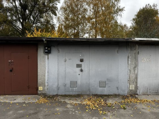 Капітальний цегляний гараж. Івана Дзюби ( Сімʼї Сосніних ) Софіївська Борщагівка