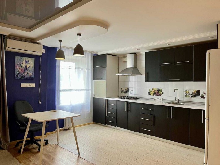 Продається 4-кімнатна квартира в Осипенківському р-ні + 2 паркомісця - фото 1