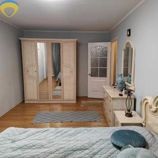 Продам простору 2-кімнатну квартиру з гаражем на Слободці! - фото 1