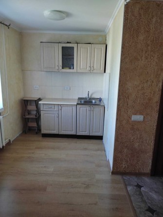 Продаю в Корабельном районе  1 к. квартиру - фото 1