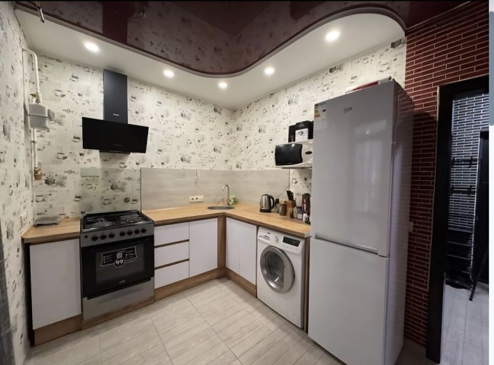 Терміново однокімнатна з євроремонтом та меблями - фото 1