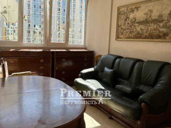 Продам двухкімнатну квартиру на Академіка Сахарова