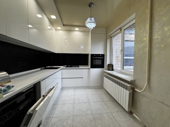 3 комнаты+ кухня -гостиная . Спецпроект -86 метров . Рынок Южный Одеса