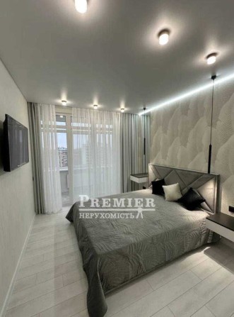 Стильна 2-кімнатна квартира з меблями та технікою, 60 м² Таїрова - фото 1