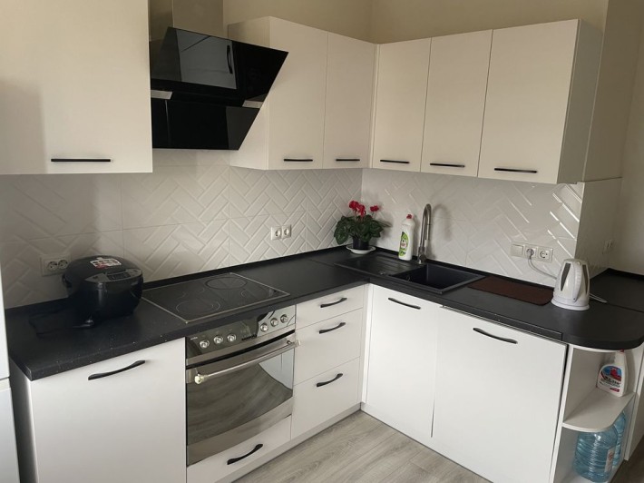 Продам 3ком квартиру с евроремонтом в ЖК «Альтаир 2». Низкий этаж! - фото 1