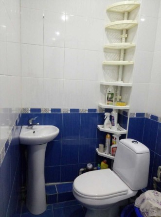 Продам 2к гостинку(свой санузел,миникухя,капремонт) на Роганской . - фото 1