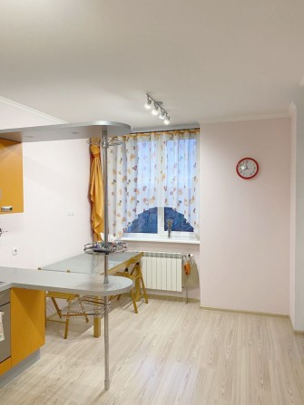 Простора 2-кімнатна квартира площею 90,6 м² у Дарницькому районі, на лівому березі Києва — чудовий в - фото 1