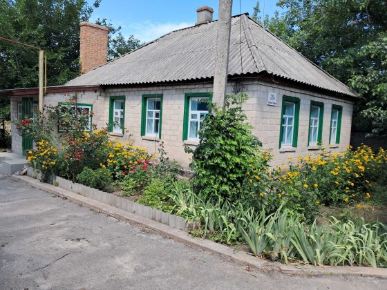 Чудова садиба з невеличким будинком в пригородi Александрия