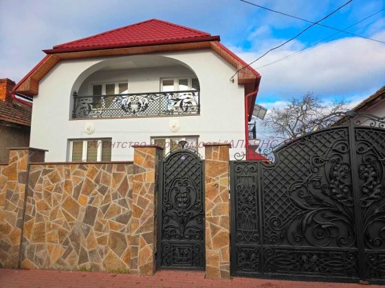 Чудовий будинок в м.Виноградів, з ремонтом, гарною ділянкою з садом Виноградов