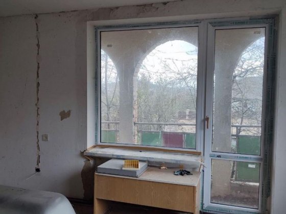 Просторий цегляний будинок біля міста Долина Івано-Франківської област Долина