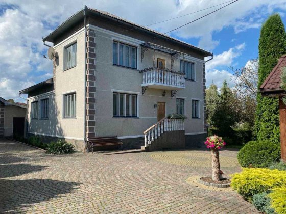 Продається 2-х поверховий, цегляний будинок, готовий до проживання. Долина