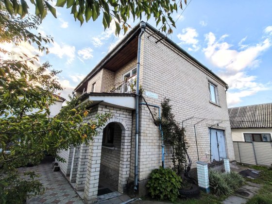 Цегляний будинок для дружної родини в чудовому зручному місці! Дубно