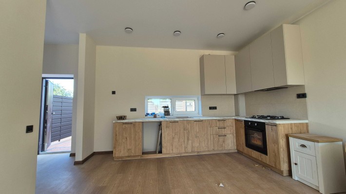 Класнючий якісний таунхаус з ремонтом, центр.комунікації в Гостомелі! - фото 1