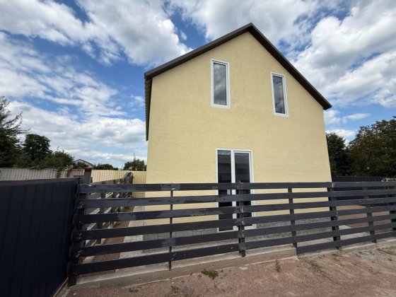 Будинок біля озера в Гостомелі Гостомель