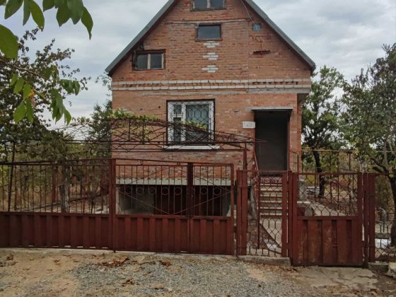 Капітильний будинок-дача біля озера в передмісті Чорноморська Чорноморськ