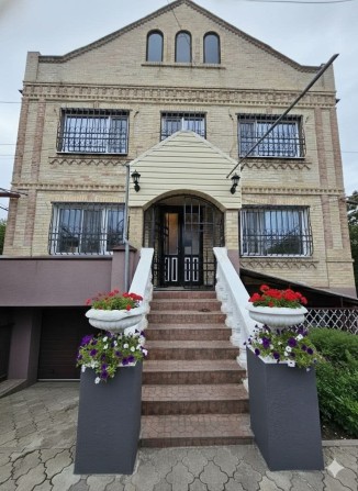 Кирпичный дом с возможным проживанием на 2 семьи - фото 1